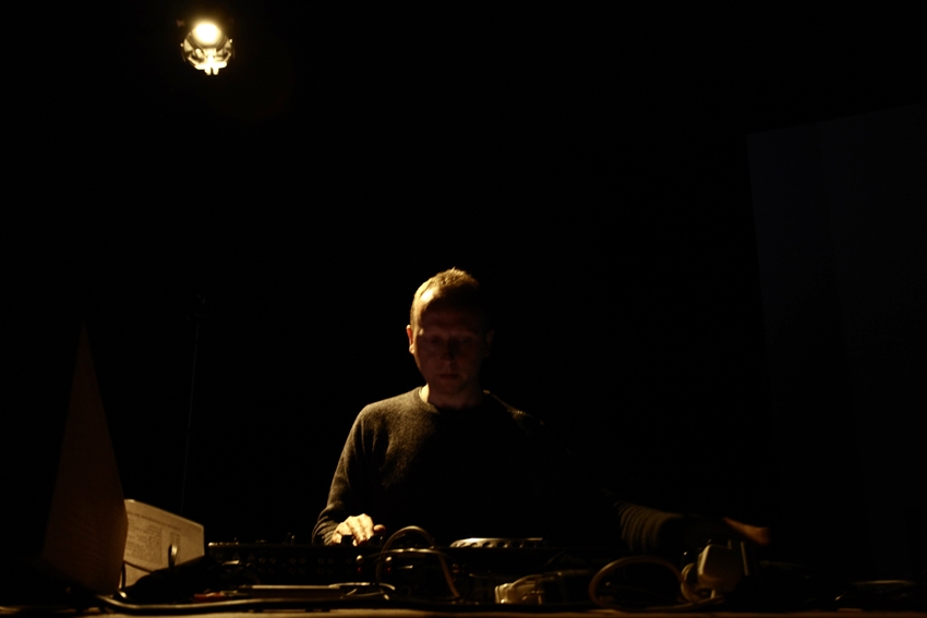<br>Scanner, a British musician and sound artist, recreates the musical world of two remarkable documentaries that Alain Resnais was commissioned to make in the 1950s. He has composed mesmerising electronic soundtracks to accompany these quasi-surrealistic films.<br />
<br />
Paris November 21st of 2011 - Fondation Cartier pour l'art contemporain. <br>
