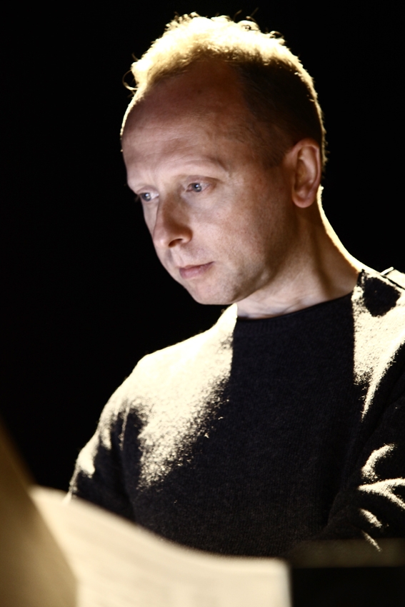 <br>Scanner, a British musician and sound artist, recreates the musical world of two remarkable documentaries that Alain Resnais was commissioned to make in the 1950s. He has composed mesmerising electronic soundtracks to accompany these quasi-surrealistic films.<br />
<br />
Paris November 21st of 2011 - Fondation Cartier pour l'art contemporain.<br>