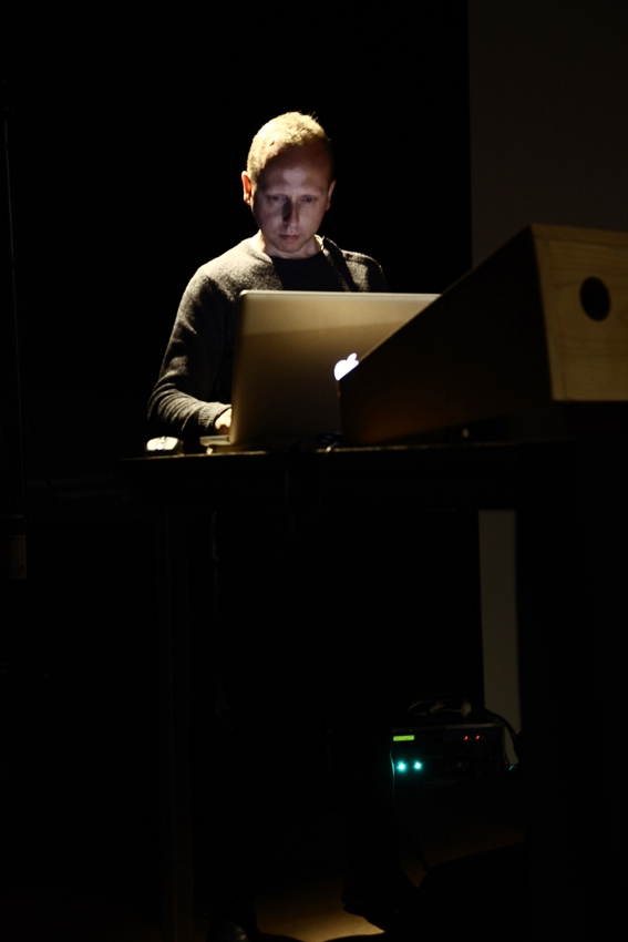 <br>Scanner, a British musician and sound artist, recreates the musical world of two remarkable documentaries that Alain Resnais was commissioned to make in the 1950s. He has composed mesmerising electronic soundtracks to accompany these quasi-surrealistic films.<br />
<br />
Paris November 21st of 2011 - Fondation Cartier pour l'art contemporain.<br>