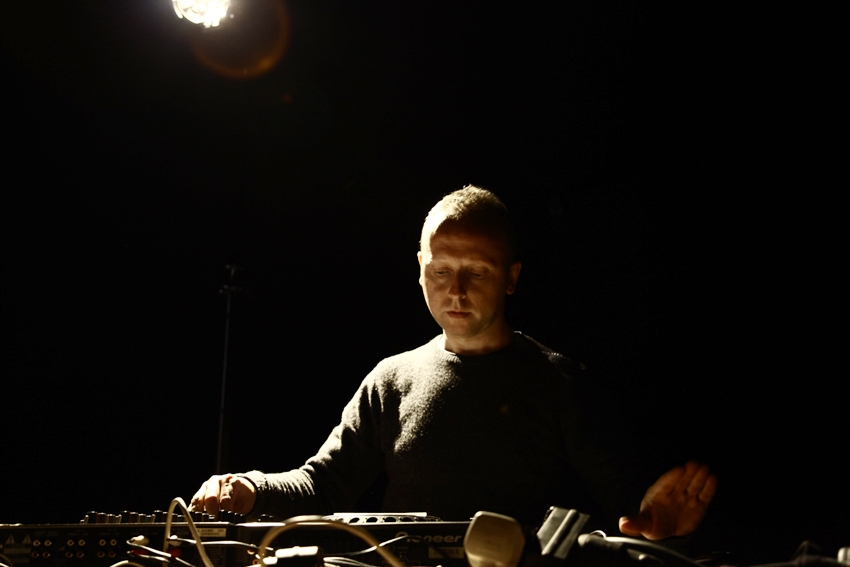 <br>Scanner, a British musician and sound artist, recreates the musical world of two remarkable documentaries that Alain Resnais was commissioned to make in the 1950s. He has composed mesmerising electronic soundtracks to accompany these quasi-surrealistic films.<br />
<br />
Paris November 21st of 2011 - Fondation Cartier pour l'art contemporain.<br>