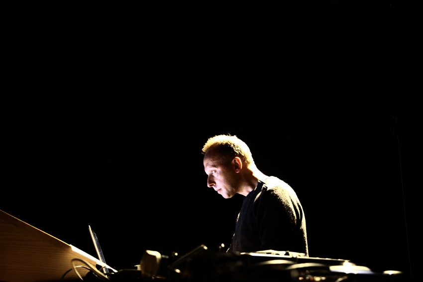 <br>Scanner, a British musician and sound artist, recreates the musical world of two remarkable documentaries that Alain Resnais was commissioned to make in the 1950s. He has composed mesmerising electronic soundtracks to accompany these quasi-surrealistic films.<br />
<br />
Paris November 21st of 2011 - Fondation Cartier pour l'art contemporain.<br>
