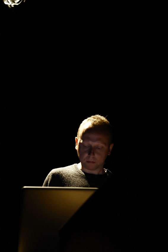 <br>Scanner, a British musician and sound artist, recreates the musical world of two remarkable documentaries that Alain Resnais was commissioned to make in the 1950s. He has composed mesmerising electronic soundtracks to accompany these quasi-surrealistic films.<br />
<br />
Paris November 21st of 2011 - Fondation Cartier pour l'art contemporain. <br>